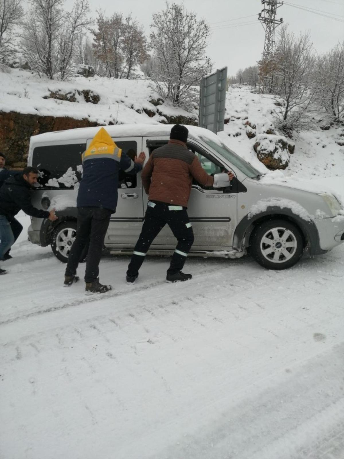 Karayolunda ara&ccedil;lar kar ve buzlanma nedeniyle mahsur kaldı