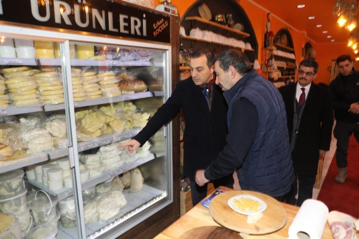 Vali &Ouml;ks&uuml;z, esnafla buluştu