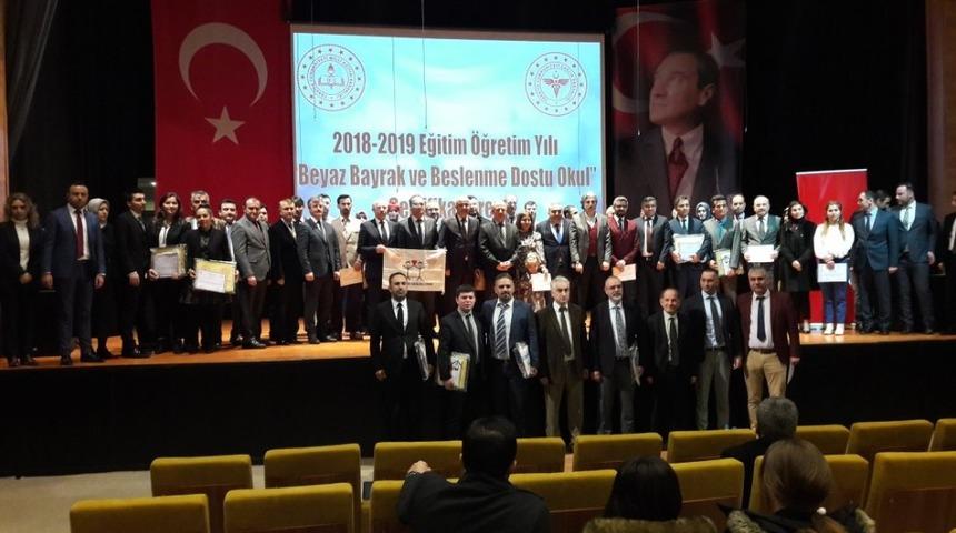 Beyaz Bayrak ve Beslenme Dostu Okullar sertifika ve &ouml;d&uuml;l t&ouml;reni