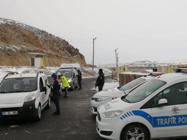 Köprüköy’de Jandarma ve Polis ortak trafik uygulaması yaptı