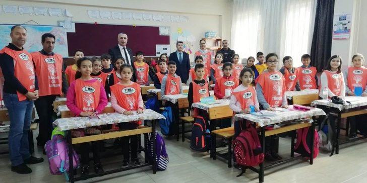 Burhaniye’de ilkokul öğrencileri TEMA gönüllüsü oldu G3