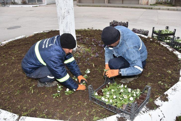 Ürettikleri çiçeklerle Ceyhan’ı süslüyorlar G1