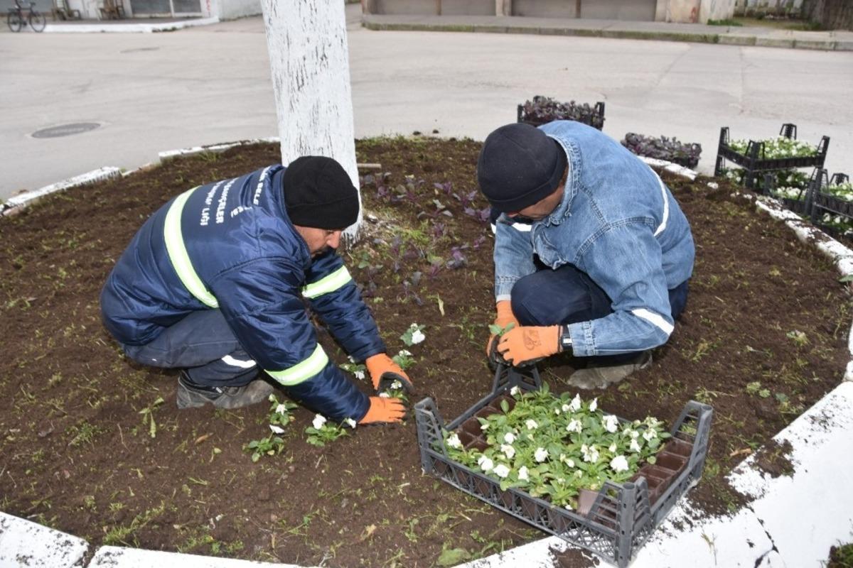 &Uuml;rettikleri &ccedil;i&ccedil;eklerle Ceyhan&rsquo;ı s&uuml;sl&uuml;yorlar