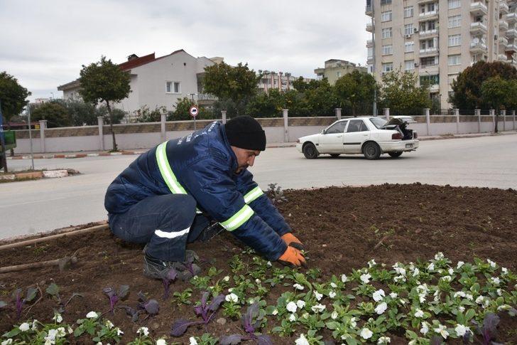 Ürettikleri çiçeklerle Ceyhan’ı süslüyorlar G2
