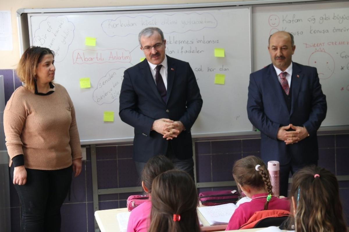 Vali Toraman: &ldquo;&Ouml;ğretmen eğitimde mihenk taşıdır&rdquo;