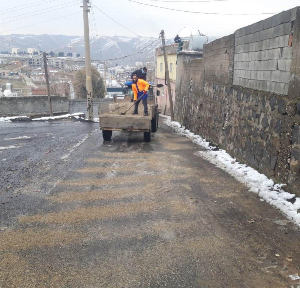 Cizre Belediyesi buzlanmaya karşı tuzlama &ccedil;alışması başlattı