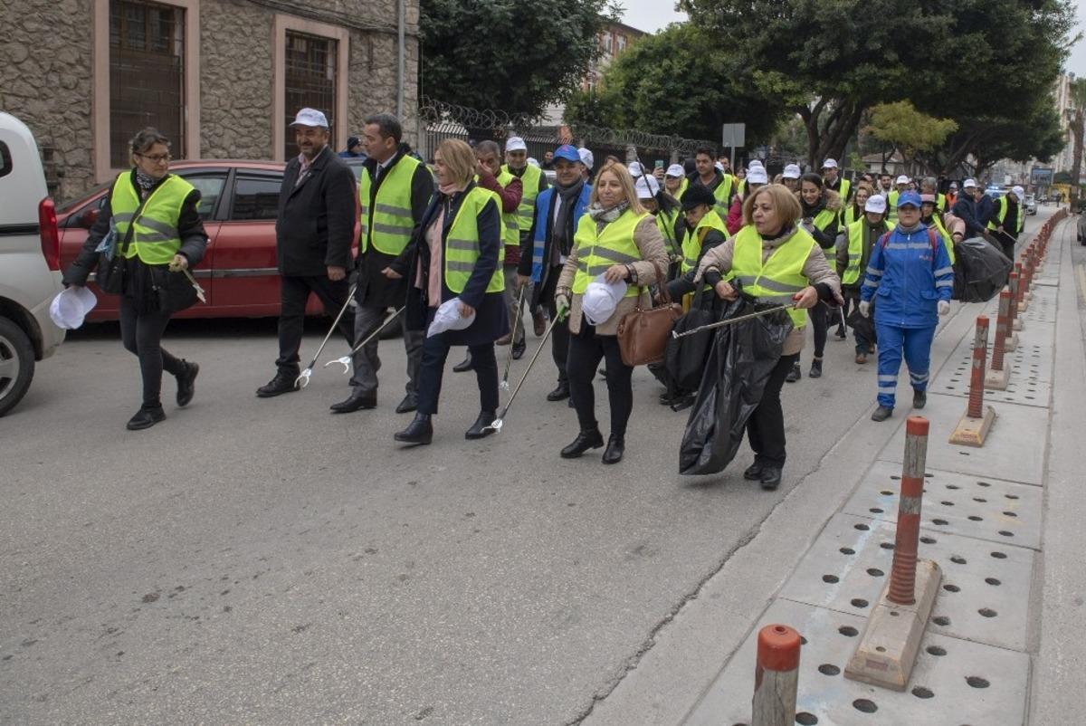 İstiklal Caddesinden Tren Garına kadar &ccedil;&ouml;p topladılar
