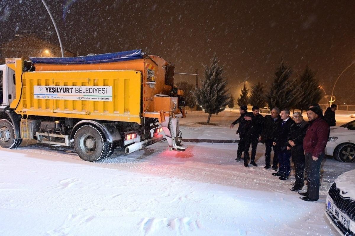 Yeşilyurt&rsquo;ta karla m&uuml;cadele &ccedil;alışmaları s&uuml;r&uuml;yor