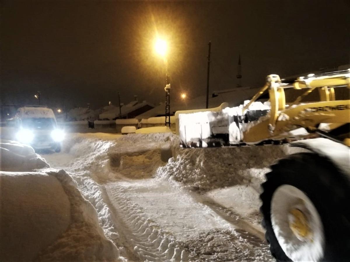 Tuşba Belediyesinden karla m&uuml;cadele &ccedil;alışması
