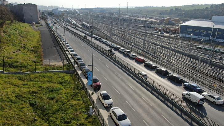 Yüzlerce araç Halkalı Marmaray İstasyonu çevresine park edildi G3