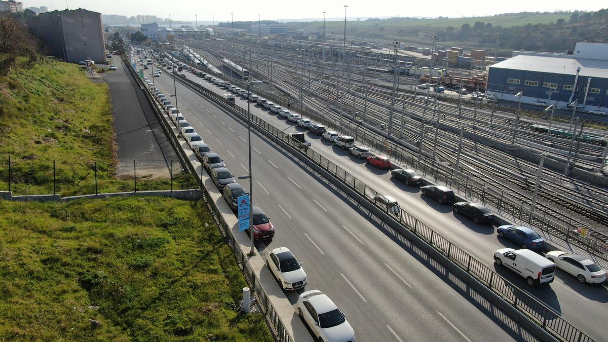 Y&uuml;zlerce ara&ccedil; Halkalı Marmaray İstasyonu &ccedil;evresine park edildi