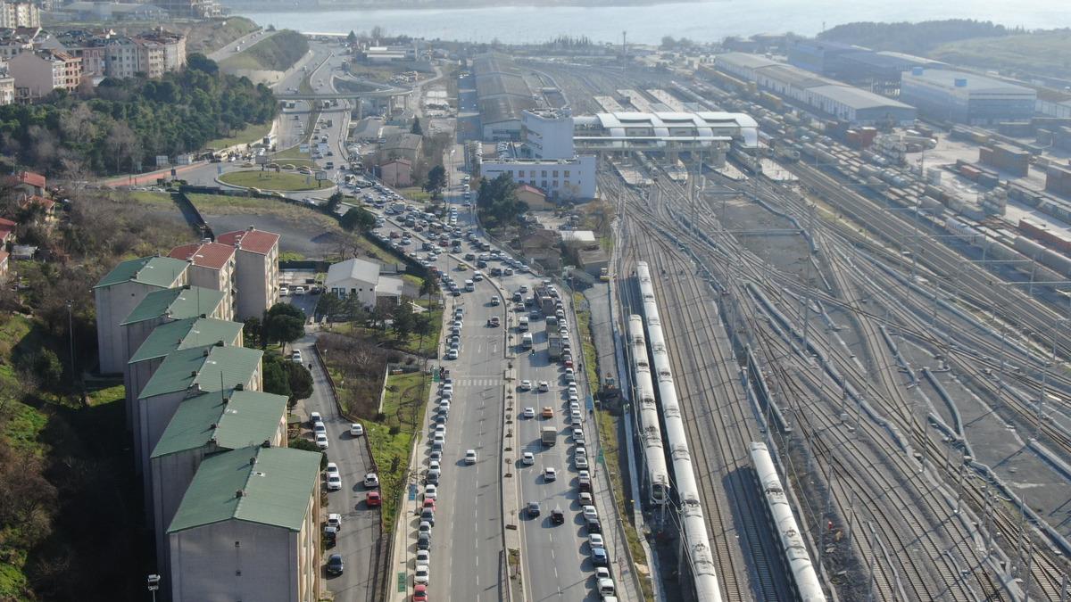 Marmaray'a otopark yetmiyor! &Uuml;&ccedil; şerit yol iki şeride d&uuml;ş&uuml;yor