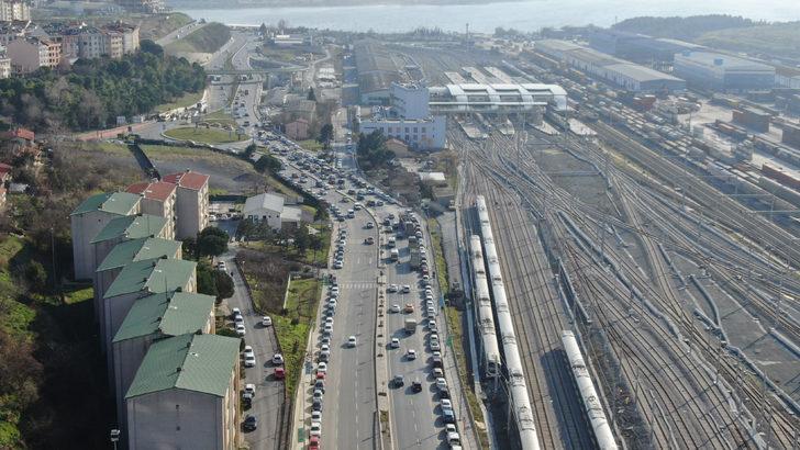 Yüzlerce araç Halkalı Marmaray İstasyonu çevresine park edildi G2