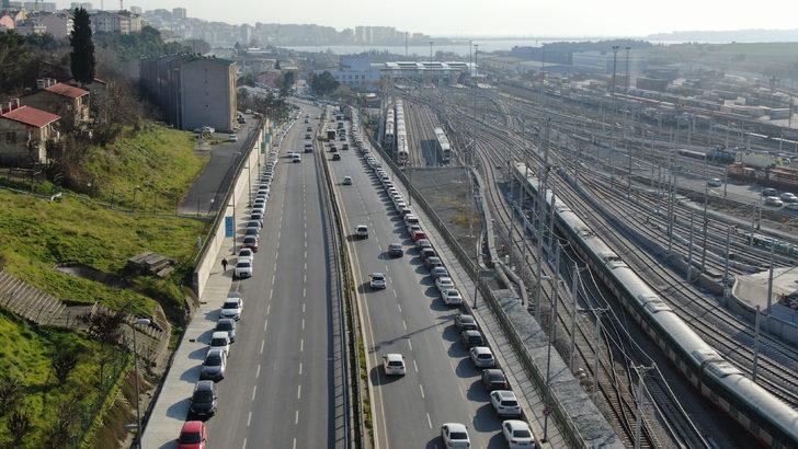 Yüzlerce araç Halkalı Marmaray İstasyonu çevresine park edildi G4