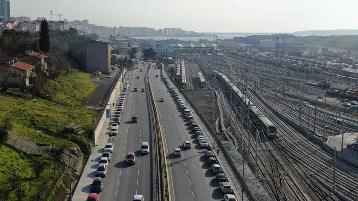 Yüzlerce araç Halkalı Marmaray İstasyonu çevresine park edildi G5