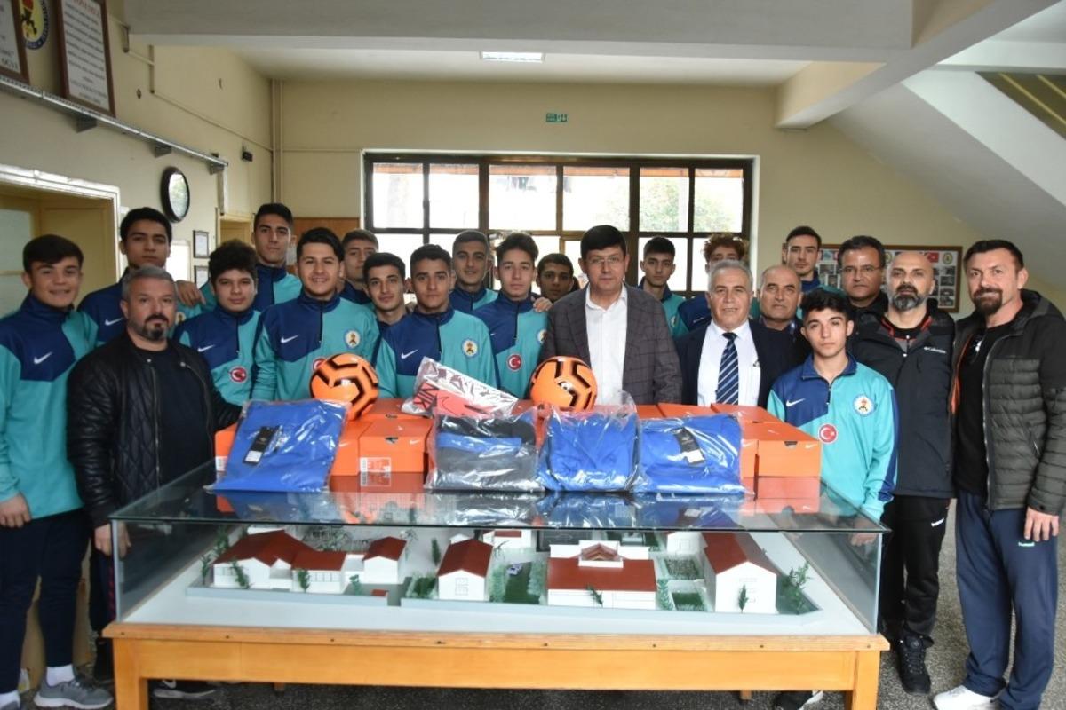 Başkan &Ouml;zcan s&ouml;z&uuml;n&uuml; tuttu