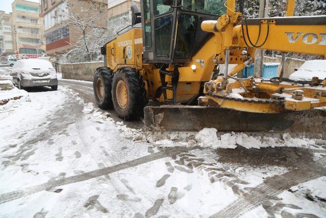 Haliliye’de karla mücadele devam ediyor