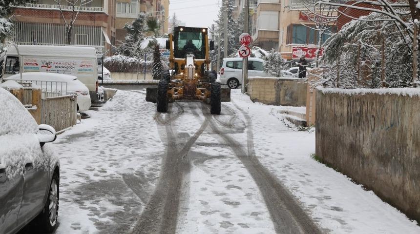 Haliliye&rsquo;de karla m&uuml;cadele devam ediyor
