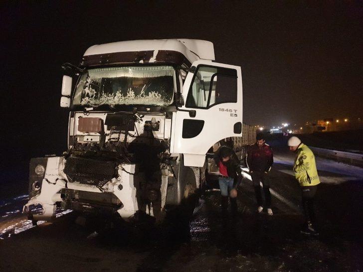 Gölbaşı ilçesinde iki tır çarpıştı:  2 kişi yaralandı G1