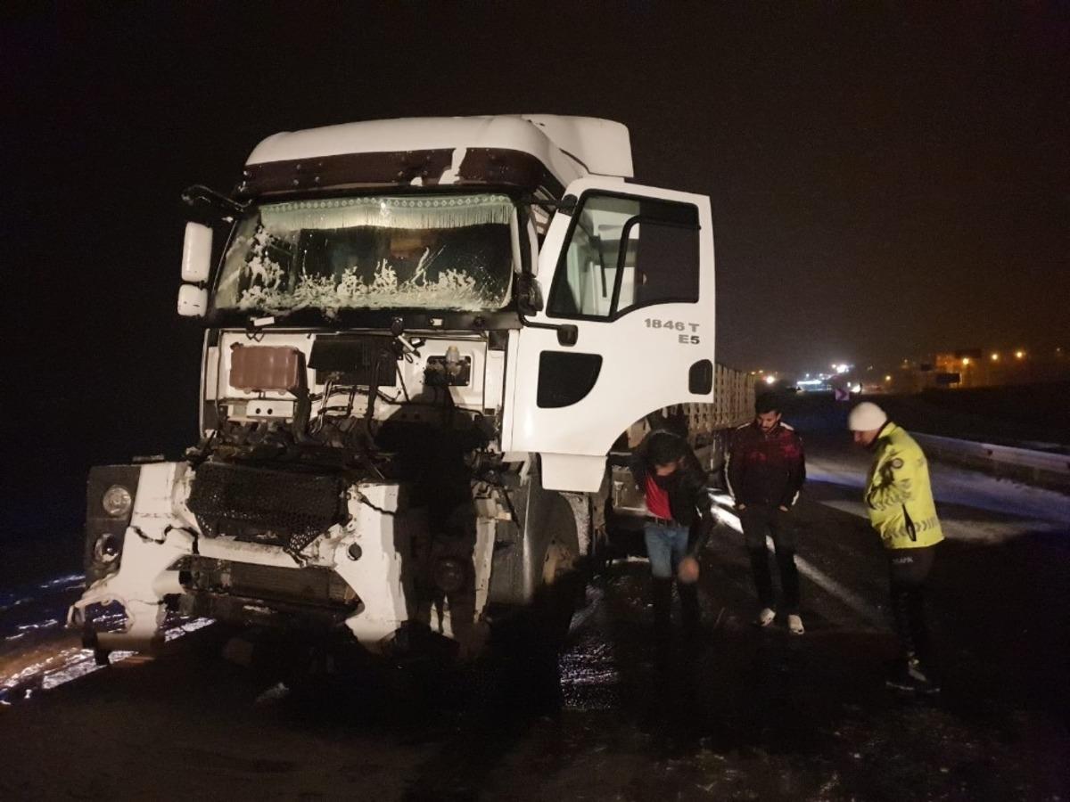 G&ouml;lbaşı il&ccedil;esinde iki tır &ccedil;arpıştı:  2 kişi yaralandı