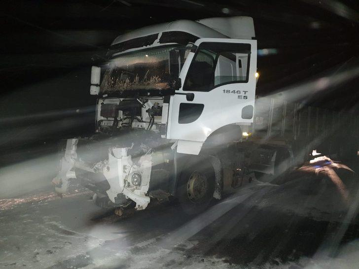 Gölbaşı ilçesinde iki tır çarpıştı:  2 kişi yaralandı G3