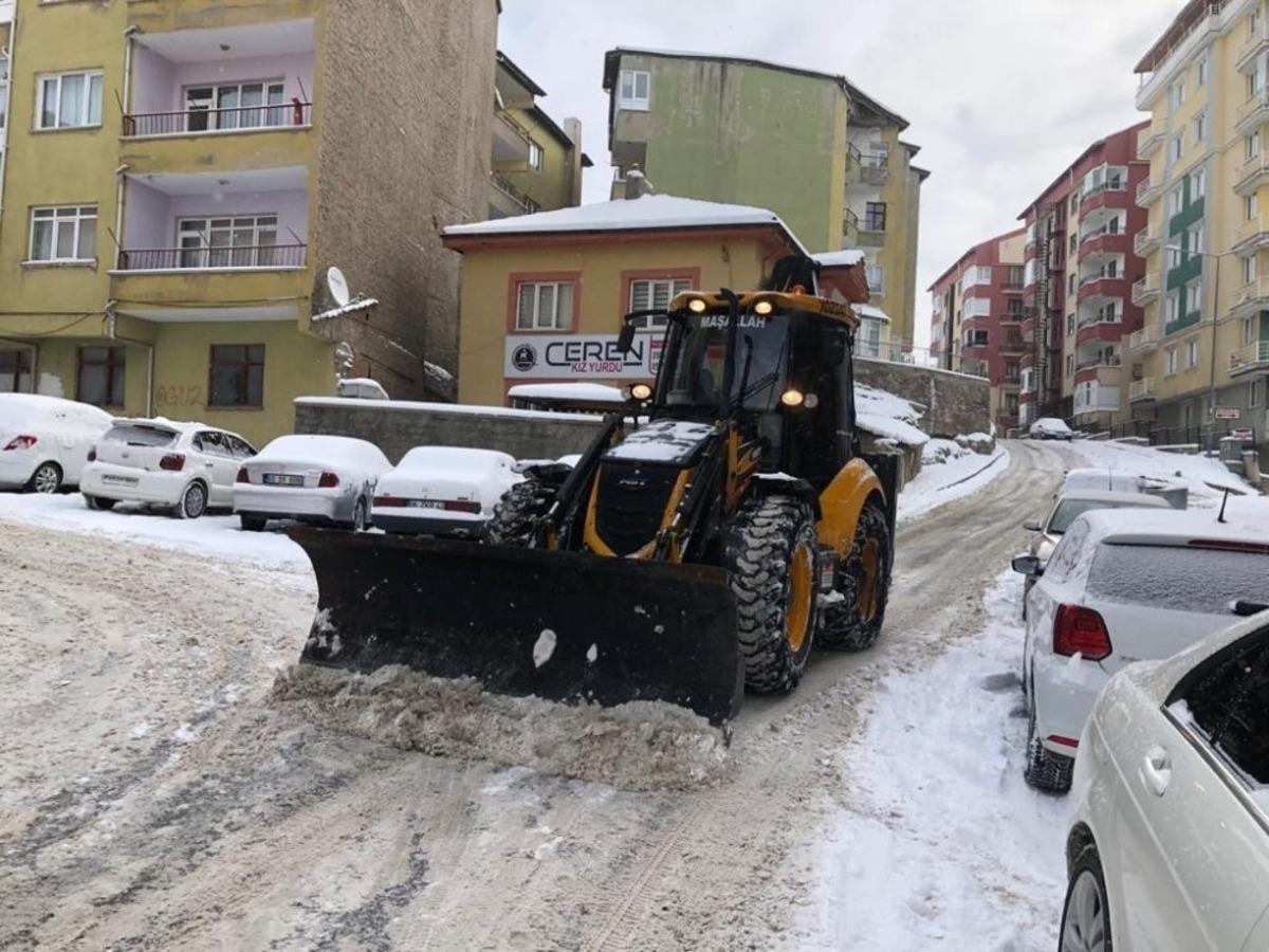 Kar temizleme &ccedil;alışmaları aralıksız s&uuml;r&uuml;yor