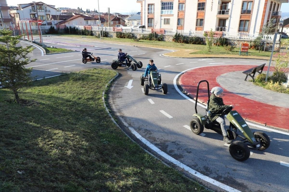 Bilgievleri &ouml;ğrencileri trafik eğitim parkında