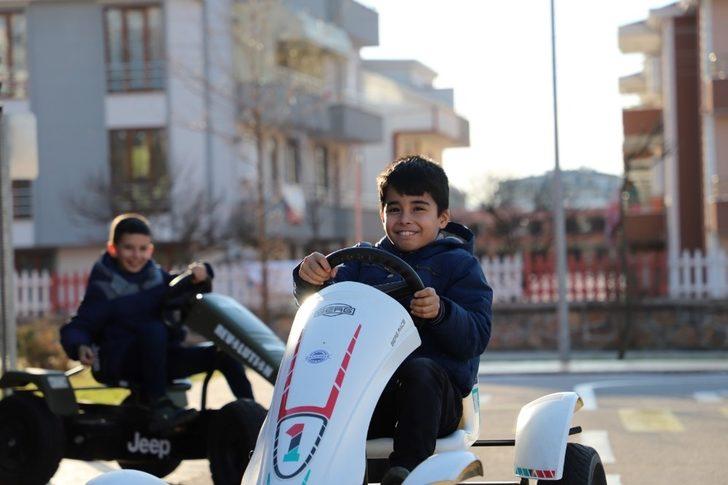 Bilgievleri öğrencileri trafik eğitim parkında G3