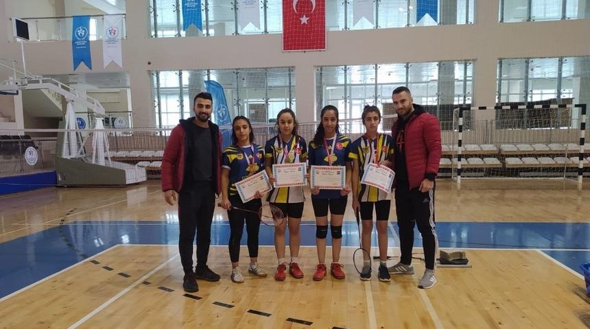 Cizreli gen&ccedil; kızların badminton başarısı