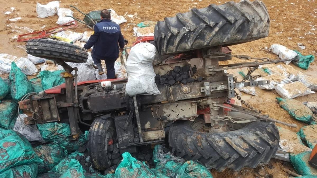 Otomobille &ccedil;arpışan k&ouml;m&uuml;r y&uuml;kl&uuml; trakt&ouml;r şarampole u&ccedil;tu
