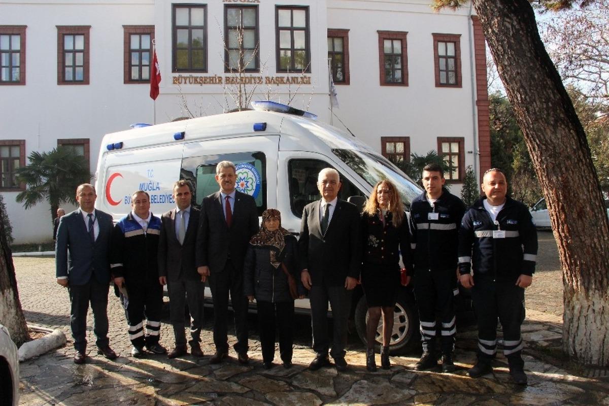 Hizmetten memnun kalan vatandaş ambulans bağışladı