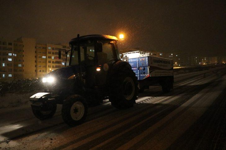 Karaköprü’de karla mücadele sürüyor G3