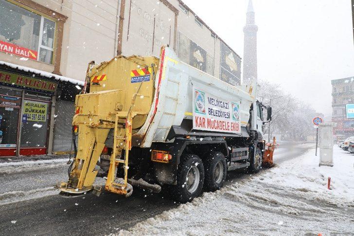 Melikgazi’de karla mücadele devam ediyor G2