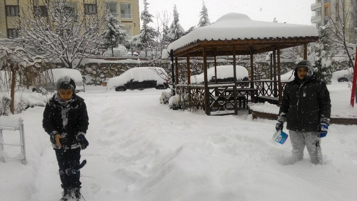Kar en fazla &ccedil;ocukları sevindirdi, s&uuml;r&uuml;c&uuml;leri &uuml;zd&uuml;