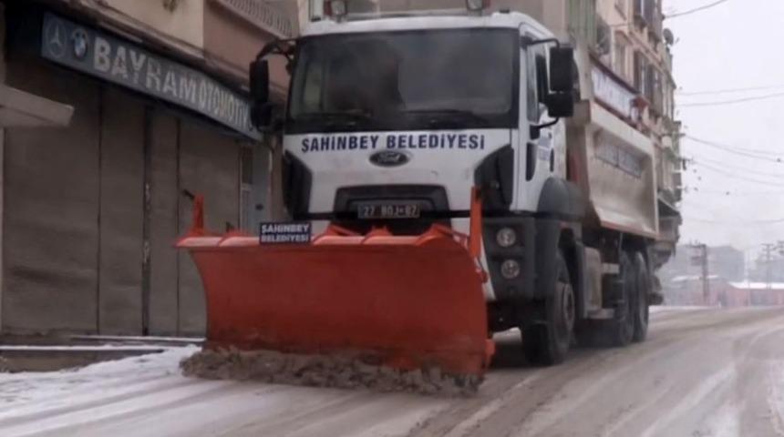 Şahinbey&rsquo;de karla m&uuml;cadele s&uuml;r&uuml;yor