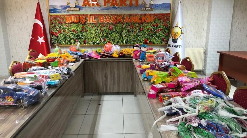 AK Parti &uuml;yelerinden depremzede &ccedil;ocuklara oyuncak