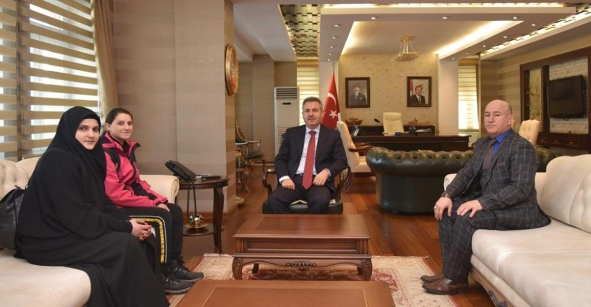 &Ouml;zel sporcu Reşan &Ccedil;etrez, Vali Elban&rsquo;ı ziyaret etti