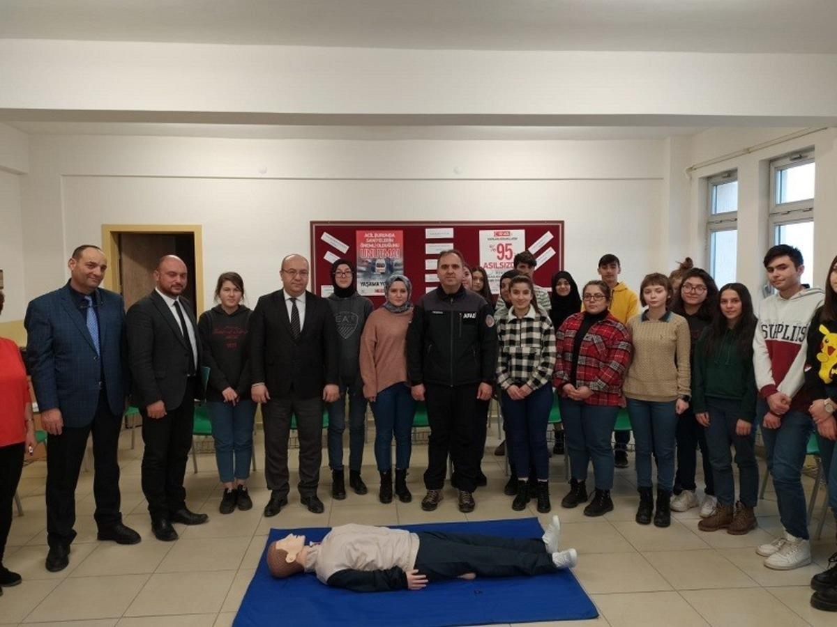 Lise &ouml;ğrencileri ve AFAD g&ouml;n&uuml;ll&uuml;lerine ilk yardım farkındalık eğitimleri