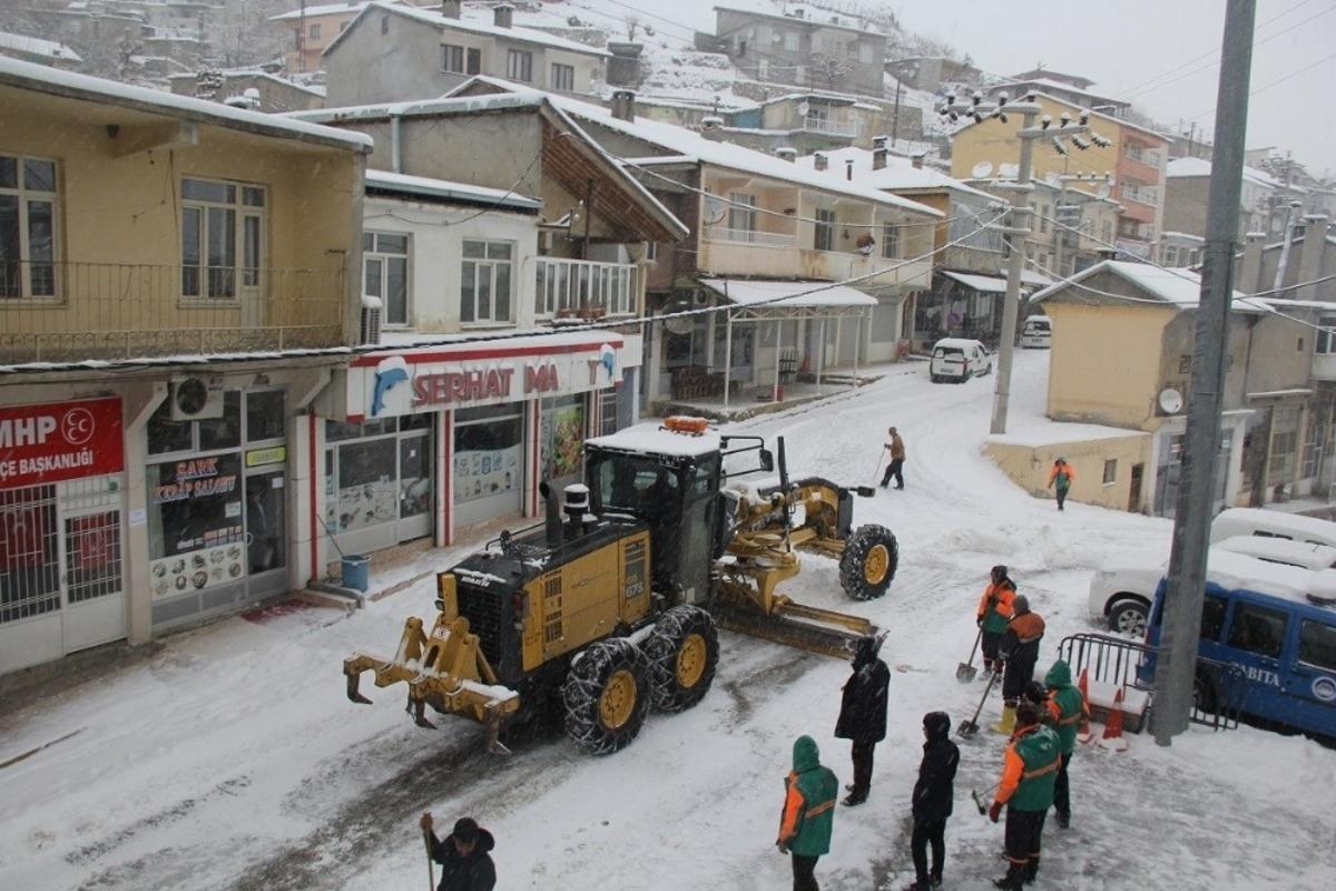 Kulp&rsquo;ta kar yağışı hayatı olumsuz etkiledi