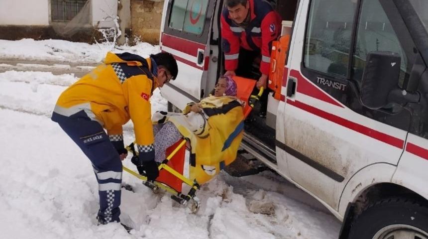 112 ekipleri diyaliz hastasına g&uuml;&ccedil;l&uuml;kle ulaşabildi