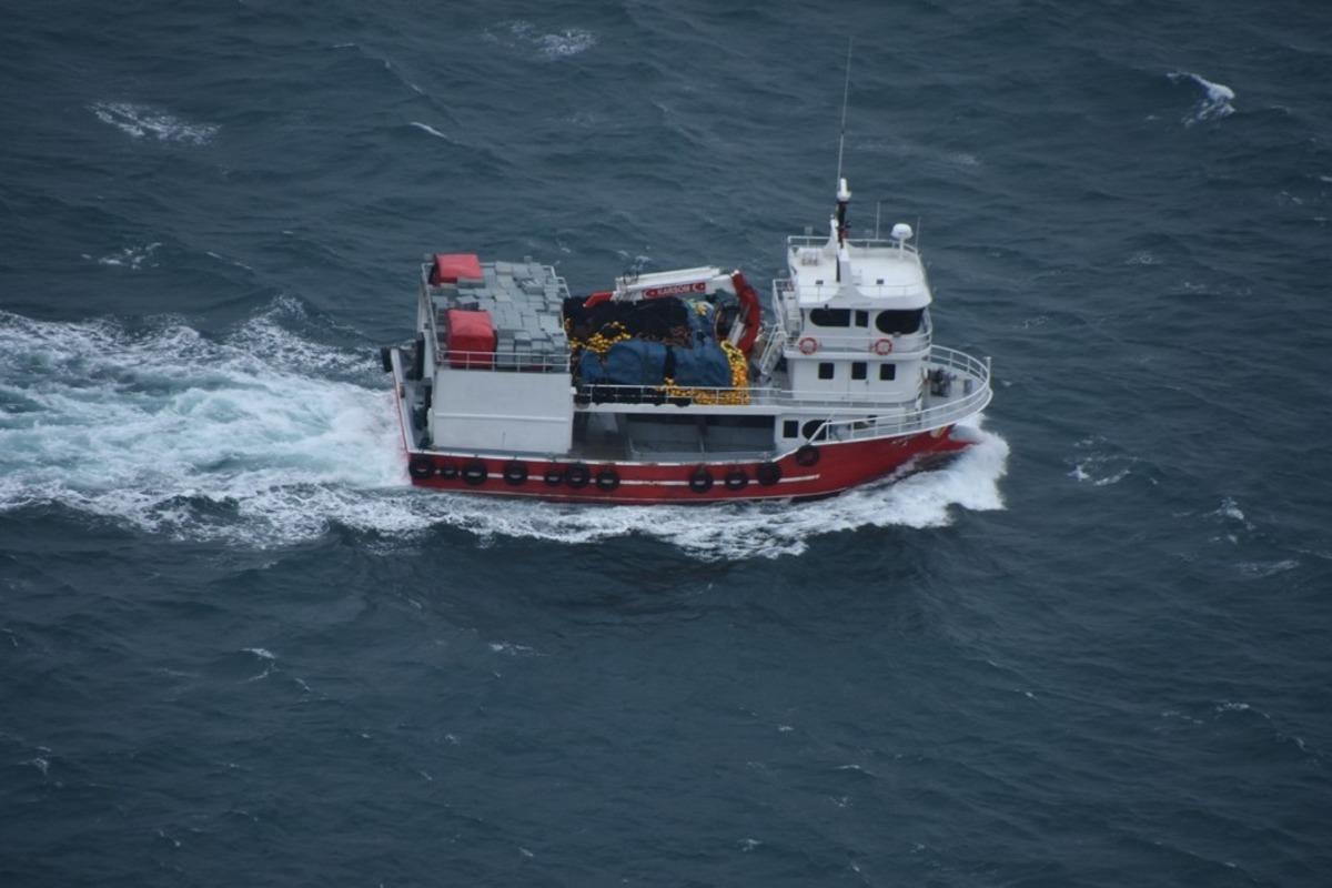 Fırtınaya yakalanan balık&ccedil;ı gemisinin zor anları