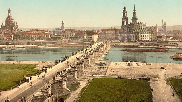 Dresden'in 1900 yılından kalma renkli bir fotoğrafı. Bu yapıların bir çoğu bombardımanda yıkıldı.