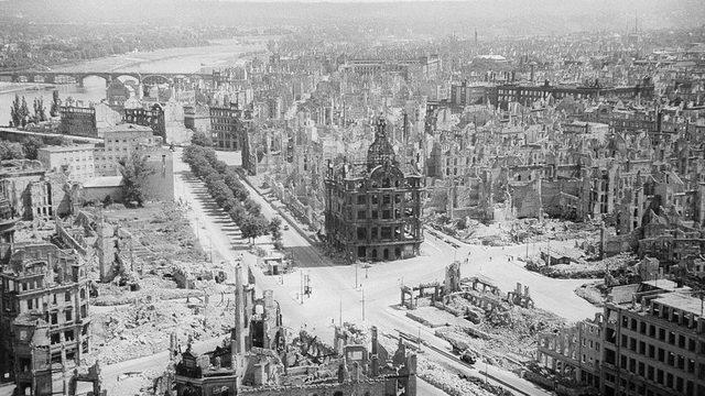 İngiliz ve Amerikan bombardımanından sonra Dresden'in çoğu yıkıldı.