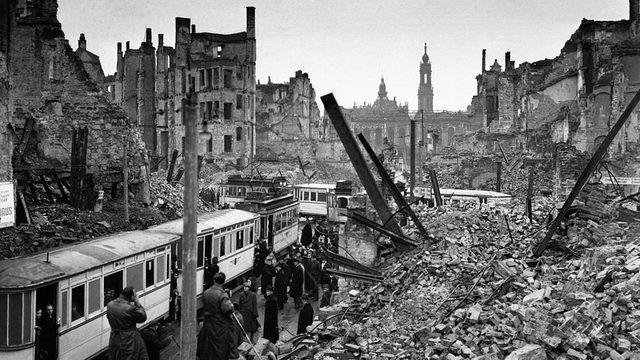 1946 yılında çekilen bu fotoğrafta görüldüğü gibi kentteki enkaz yıllarca kaldırılamadı.