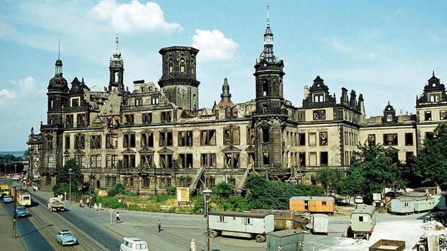 Doğu Almanya döneminde, Dresden'in büyük kısmı yıkık kaldı. Dresden Kalesi'nin 1969'da çekilen fotoğrafı.