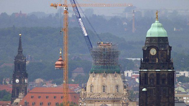 Dresden Katedrali, yıllarca bir savaş anıtı olarak kaldıktan sonra, İngiltere ve ABD'den yapılan bağışlarla yeniden inşa edildi.