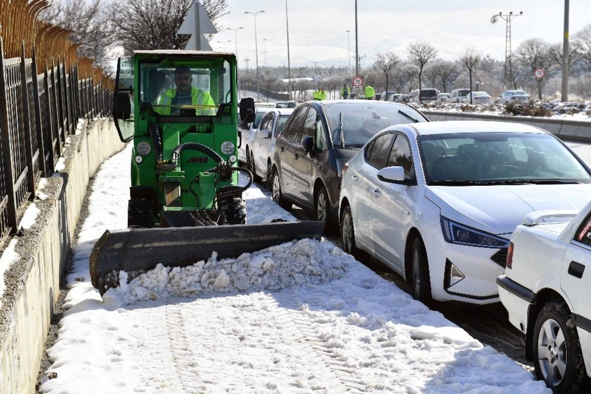 B&uuml;y&uuml;kşehir&rsquo;den yol, kaldırım ve &uuml;st ge&ccedil;itlerde kar temizliği