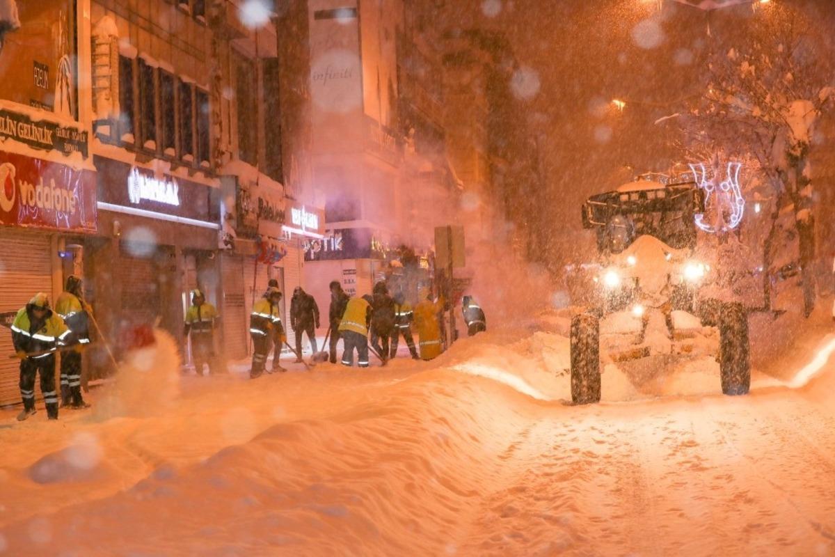 İpekyolu&rsquo;nda karla m&uuml;cadele &ccedil;alışması