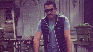 Kenan İmirzalıoğlu Ahmet Kaya'nın mezarında