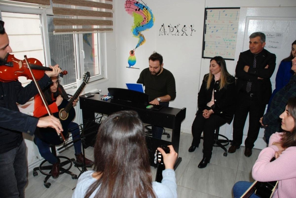 Pekmez, GAP gen&ccedil;lik ve k&uuml;lt&uuml;r evinde gen&ccedil;lerle buluştu